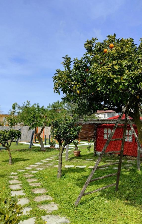 La Famiglia Hotel Pollena Trocchia Bagian luar foto